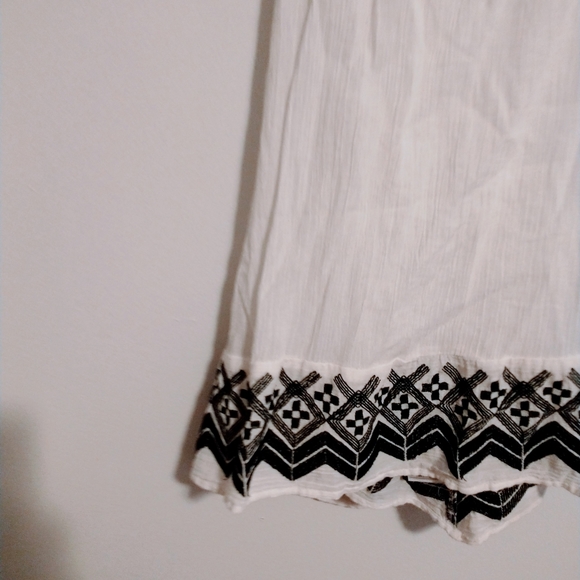 Old Navy white tank top with crossed straps in the back, size small - Picture 2 of 5